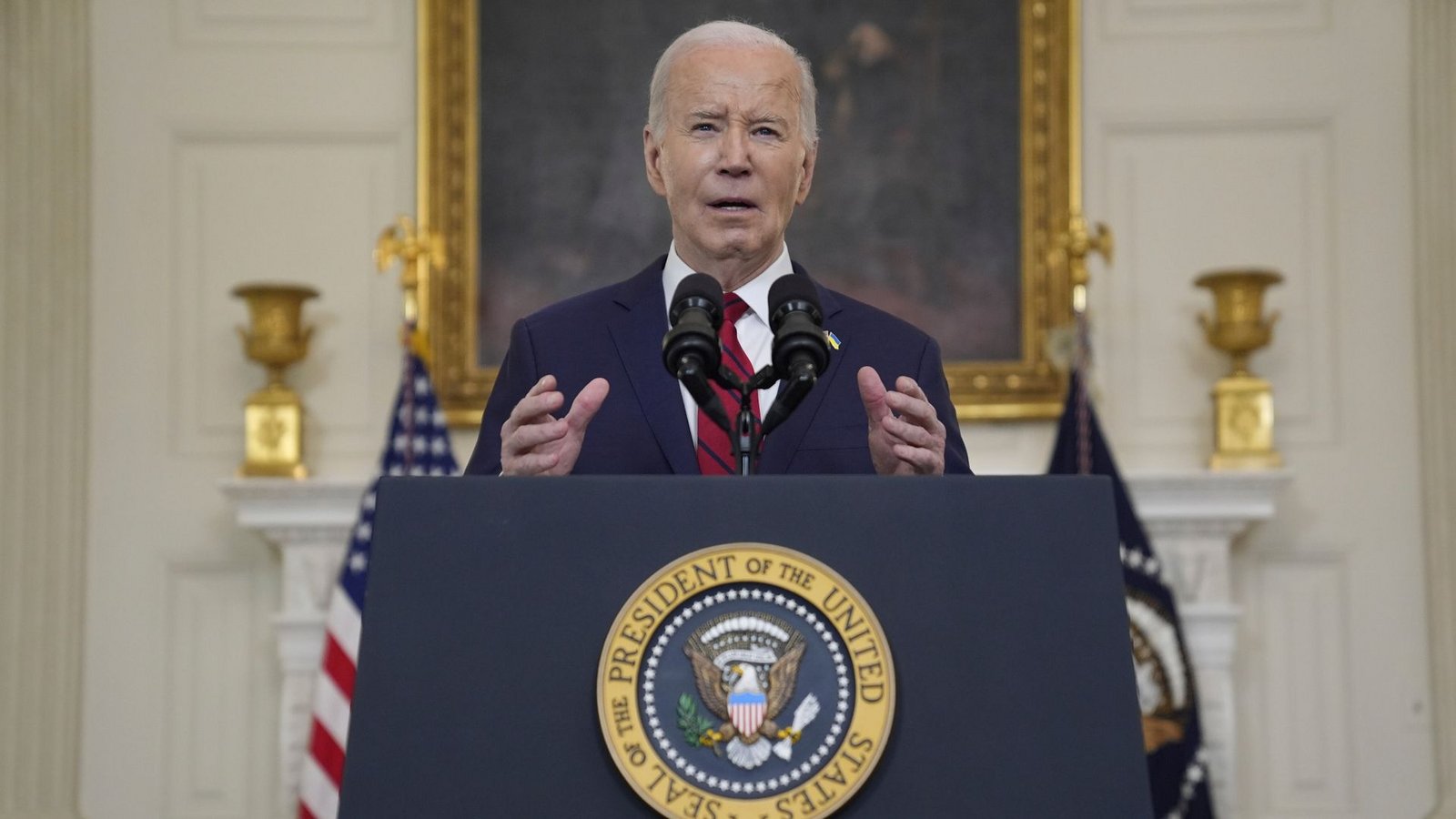 US-Präsident Joe Biden spricht vor der Unterzeichnung eines Hilfspakets für die Ukraine, das auch die Unterstützung Israels, Taiwans und anderer Verbündeter umfasst, im State Dining Room des Weißen Hauses.Foto: Evan Vucci/AP/dpa
