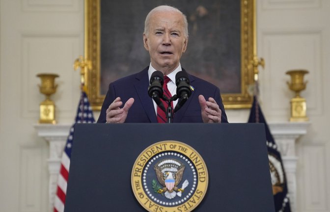 US-Präsident Joe Biden spricht vor der Unterzeichnung eines Hilfspakets für die Ukraine, das auch die Unterstützung Israels, Taiwans und anderer Verbündeter umfasst, im State Dining Room des Weißen Hauses.<span class='image-autor'>Foto: Evan Vucci/AP/dpa</span>