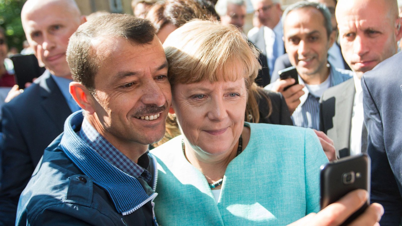 Ikone der Merkelschen Flüchtlingspolitik: Selfie der ehemaligen Bundeskanzlerin mit Asylbewerber 2015.Foto: dpa Ikone der Merkelschen Flüchtlingspolitik: Selfie der ehemaligen Bundeskanzlerin mit Asylbewerber 2015.Foto: dpa