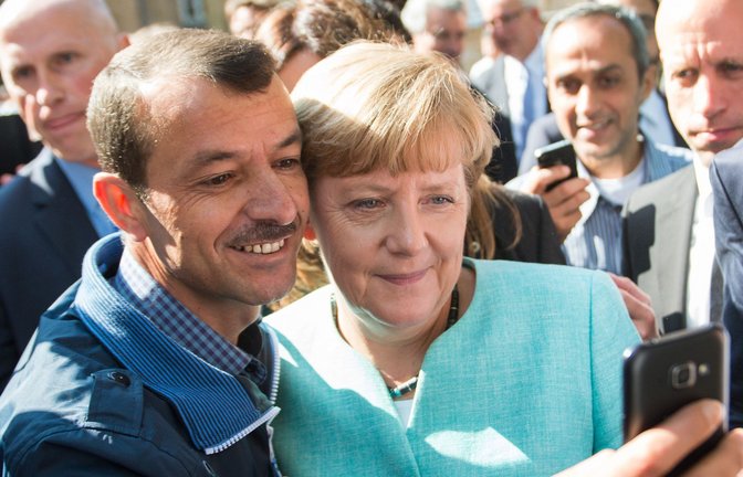 Ikone der Merkelschen Flüchtlingspolitik: Selfie der ehemaligen Bundeskanzlerin mit Asylbewerber 2015.<span class='image-autor'>Foto: dpa</span>