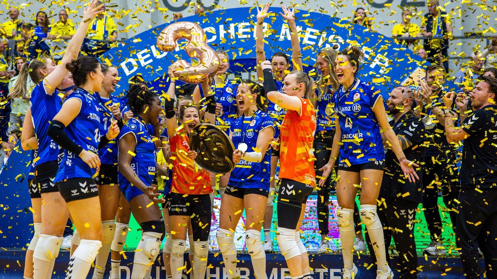 Die Volleyballerinnen des MTV Stuttgart haben zum dritten Mal in Folge den deutschen Meistertitel gewonnen. Im fünften Spiel der Playoff-Finalserie setzte sich das Team beim SSC Schwerin mit 3:1 durch.Foto: Jens Büttner/dpa