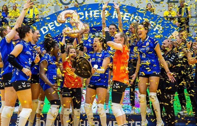 Die Volleyballerinnen des MTV Stuttgart haben zum dritten Mal in Folge den deutschen Meistertitel gewonnen. Im fünften Spiel der Playoff-Finalserie setzte sich das Team beim SSC Schwerin mit 3:1 durch.<span class='image-autor'>Foto: Jens Büttner/dpa</span>