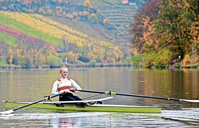 Hier macht Training Spaß: Die U-23-Vize-Europameisterin Janika Kölblin aus Esslingen treibt ihr Boot in herbstlichem Ambiente über den Neckar in Bad Cannstatt.  Foto: Baumann