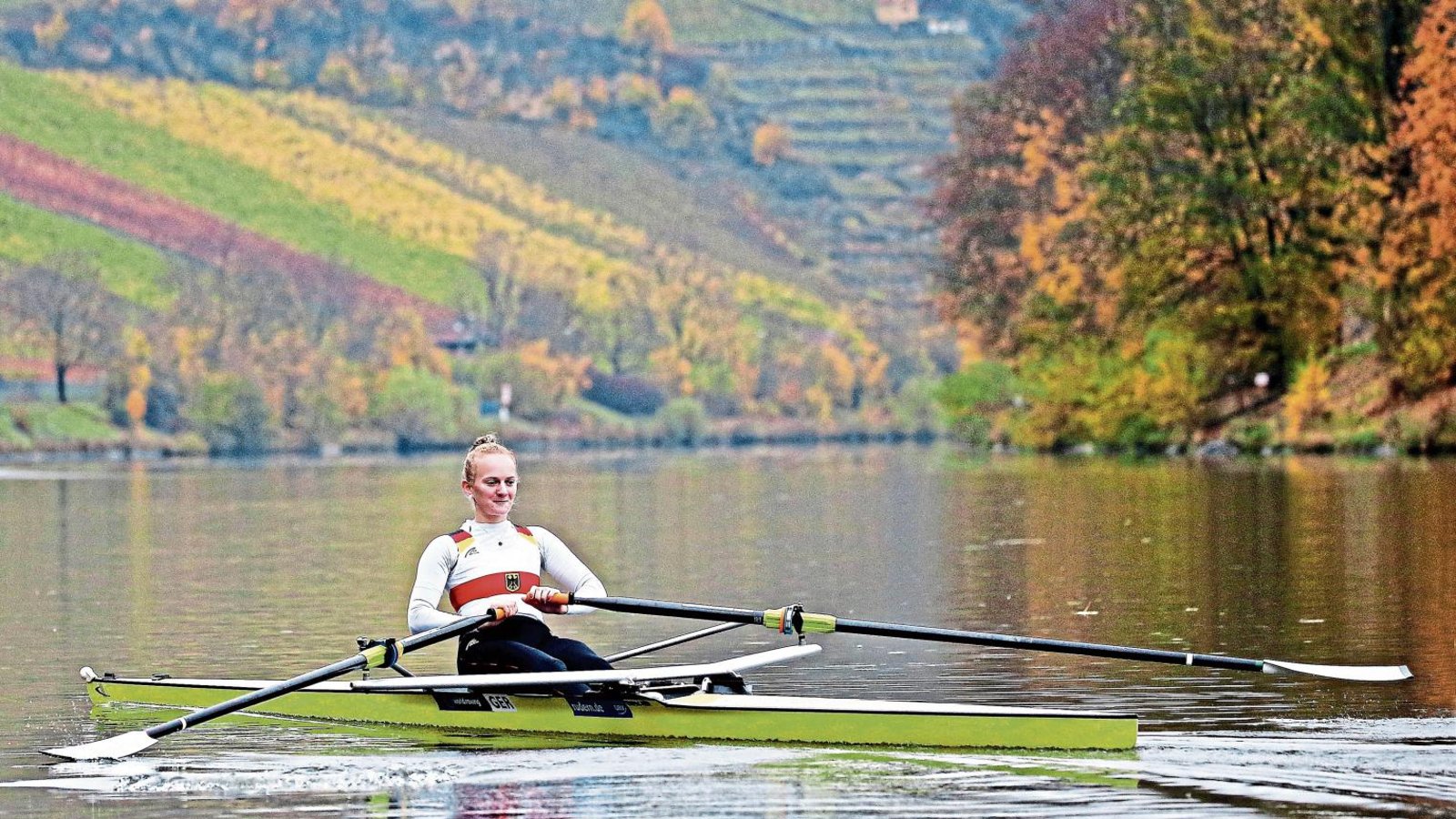 Hier macht Training Spaß: Die U-23-Vize-Europameisterin Janika Kölblin aus Esslingen treibt ihr Boot in herbstlichem Ambiente über den Neckar in Bad Cannstatt. Foto: Baumann Hier macht Training Spaß: Die U-23-Vize-Europameisterin Janika Kölblin aus Esslingen treibt ihr Boot in herbstlichem Ambiente über den Neckar in Bad Cannstatt. Foto: Baumann