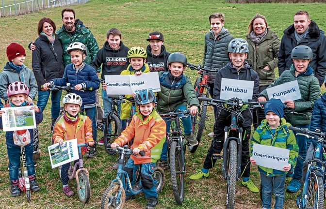 Die Organisatoren der Elterninitiative, Meike Lischka und Jan Hartmann (es fehlt Johannes Arnold), Christina Schmid und Bürgermeister Frank Wittendorfer (von links) freuen sich mit den Kindern und Jugendlichen auf den Funpark.  Foto: Pangerl