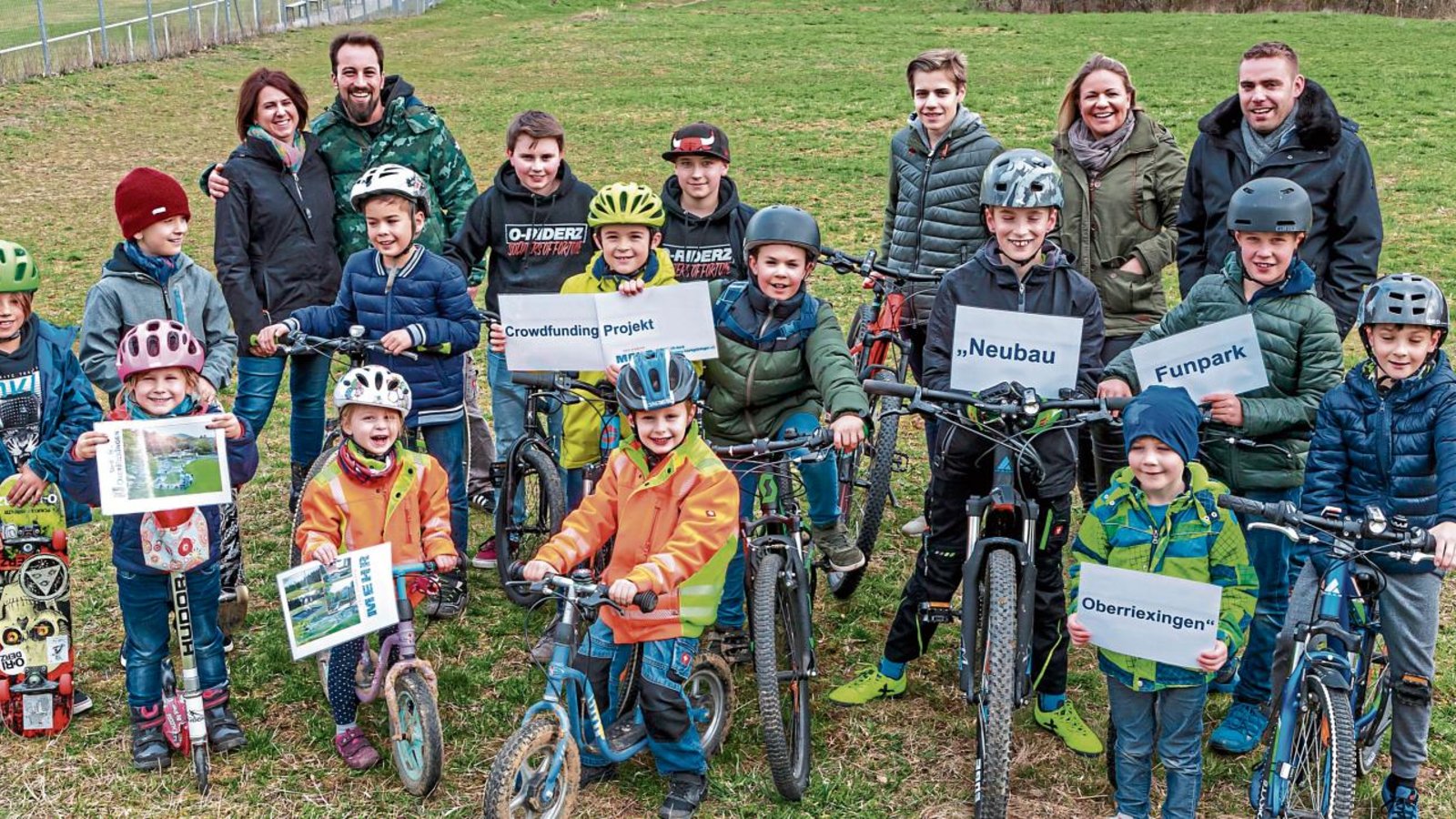 Die Organisatoren der Elterninitiative, Meike Lischka und Jan Hartmann (es fehlt Johannes Arnold), Christina Schmid und Bürgermeister Frank Wittendorfer (von links) freuen sich mit den Kindern und Jugendlichen auf den Funpark.  Foto: Pangerl