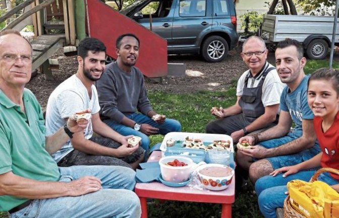 Flüchtlinge vom Arbeitskreis Asyl und ehrenamtliche Helfer der evangelischen Kirchengemeinde haben im Außenbereich des Vaihinger Franck-Kindergarten gemeinsam einen neuen Fallschutz eingebracht. „Was für ein gutes Miteinander“, findet unsere Leserin Rose 