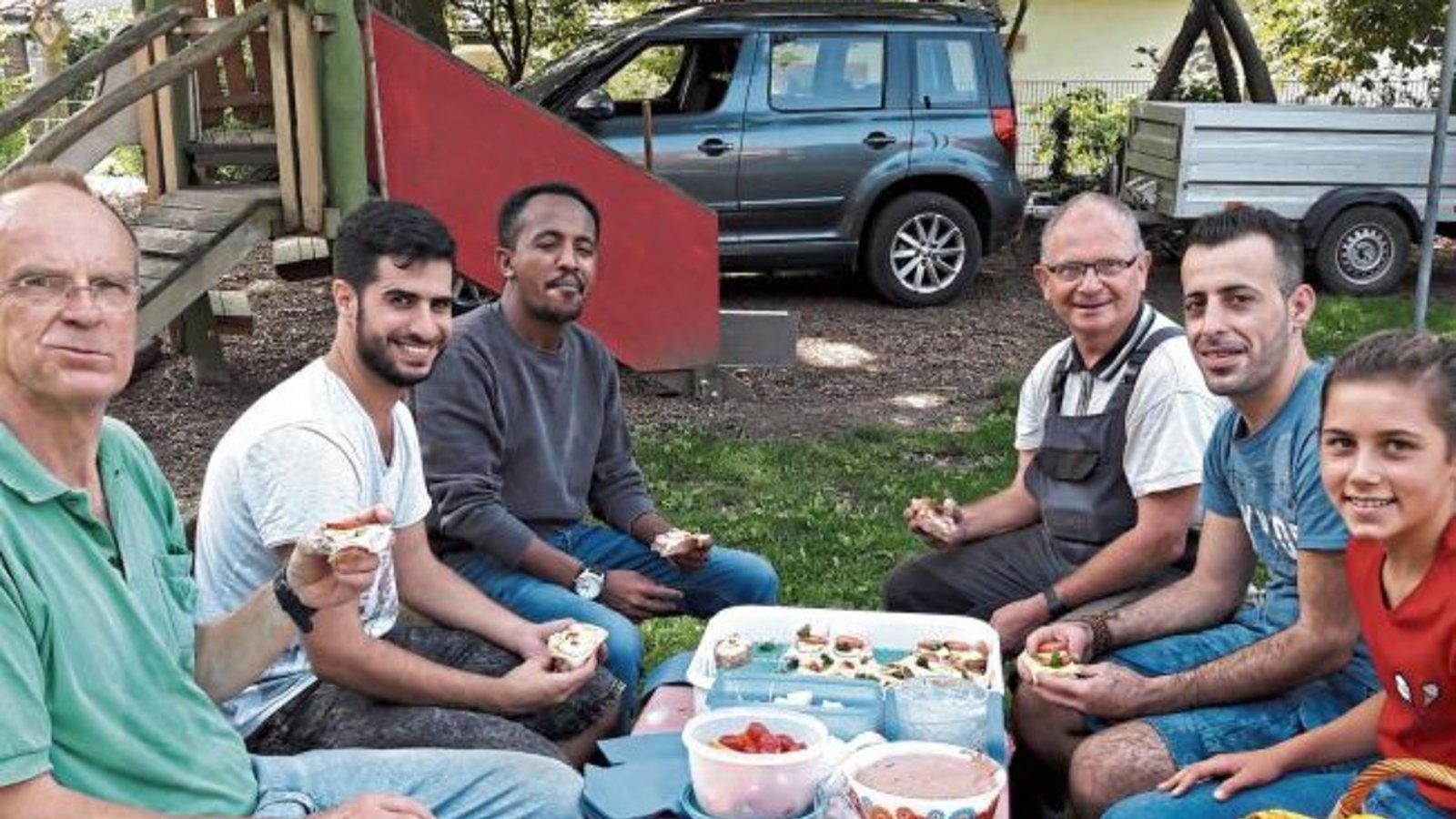 Flüchtlinge vom Arbeitskreis Asyl und ehrenamtliche Helfer der evangelischen Kirchengemeinde haben im Außenbereich des Vaihinger Franck-Kindergarten gemeinsam einen neuen Fallschutz eingebracht. „Was für ein gutes Miteinander“, findet unsere Leserin Rose Flüchtlinge vom Arbeitskreis Asyl und ehrenamtliche Helfer der evangelischen Kirchengemeinde haben im Außenbereich des Vaihinger Franck-Kindergarten gemeinsam einen neuen Fallschutz eingebracht. „Was für ein gutes Miteinander“, findet unsere Leserin Rose