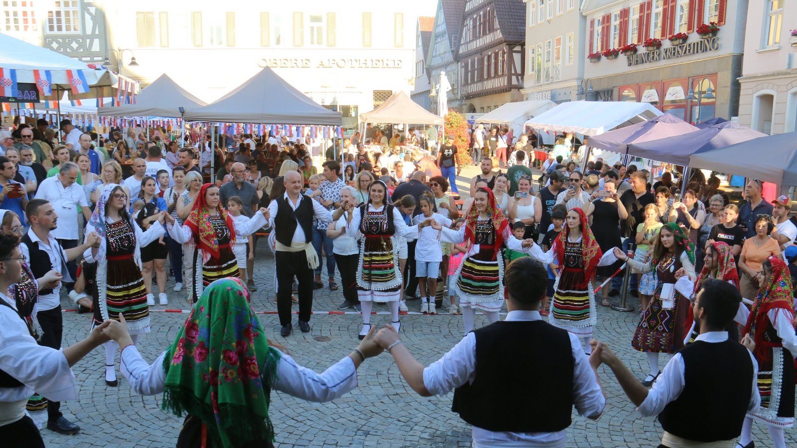Traditionelle Tänze aus Nordgriechenland werden in prächtigen Trachten am Samstag dargeboten. Fotos: Rücker Traditionelle Tänze aus Nordgriechenland werden in prächtigen Trachten am Samstag dargeboten. Fotos: Rücker