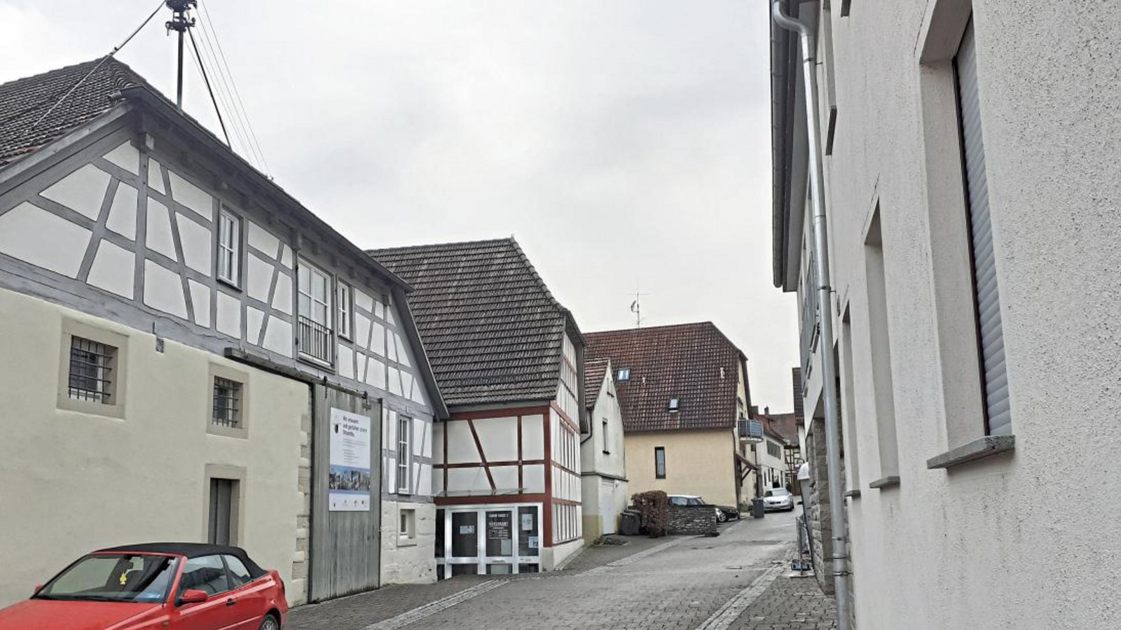 Der Bereich vor der Oberriexinger Kelter und die angrenzenden Stellplätze erhalten nach Diskussionen im Gemeinderat auch einen neuen Pflasterbelag in diesem Jahr.  Foto: Glemser