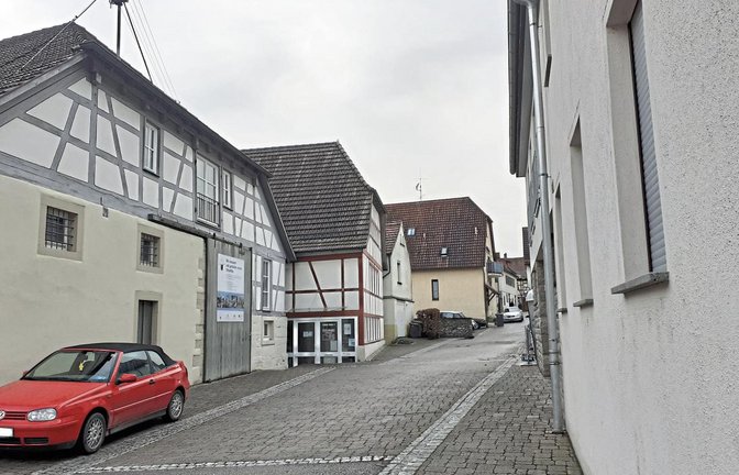 Der Bereich vor der Oberriexinger Kelter und die angrenzenden Stellplätze erhalten nach Diskussionen im Gemeinderat auch einen neuen Pflasterbelag in diesem Jahr.  Foto: Glemser