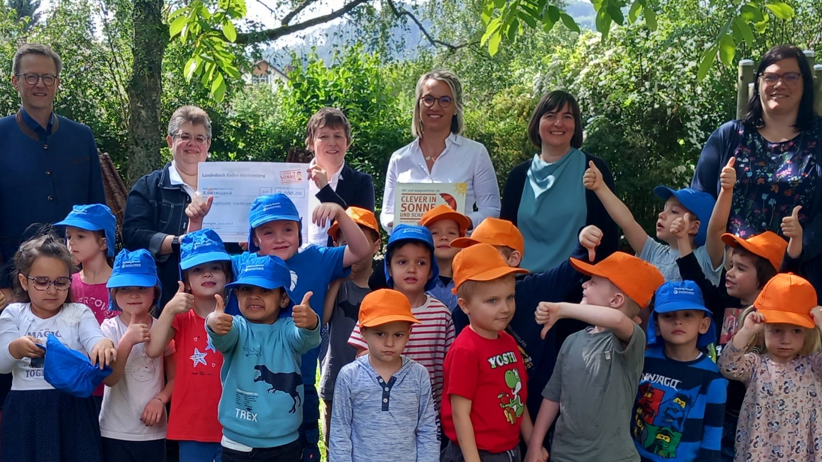 Die Freude ist groß (von links): Erzieherin Angela Görblich, Albrecht Noller vom Kirchenbezirk Vaihingen-Ditzingen, Kindergarten-Leiterin Daniela Koch, Karin Hoffmann und Jasmin Brause von der Unfallkasse, Kindergarten-Koordinatorin Susanne Wagner und Erzieherin Corinna Valtin und die Kiga-Kinder. Foto: Glemser Die Freude ist groß (von links): Erzieherin Angela Görblich, Albrecht Noller vom Kirchenbezirk Vaihingen-Ditzingen, Kindergarten-Leiterin Daniela Koch, Karin Hoffmann und Jasmin Brause von der Unfallkasse, Kindergarten-Koordinatorin Susanne Wagner und Erzieherin Corinna Valtin und die Kiga-Kinder. Foto: Glemser