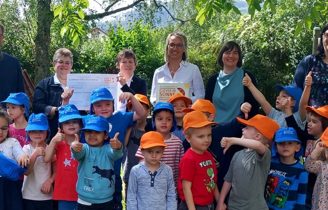 Die Freude ist groß (von links): Erzieherin Angela Görblich, Albrecht Noller vom Kirchenbezirk Vaihingen-Ditzingen, Kindergarten-Leiterin Daniela Koch, Karin Hoffmann und Jasmin Brause von der Unfallkasse, Kindergarten-Koordinatorin Susanne Wagner und Erzieherin Corinna Valtin und die Kiga-Kinder.  <span class='image-autor'>Foto: Glemser</span>