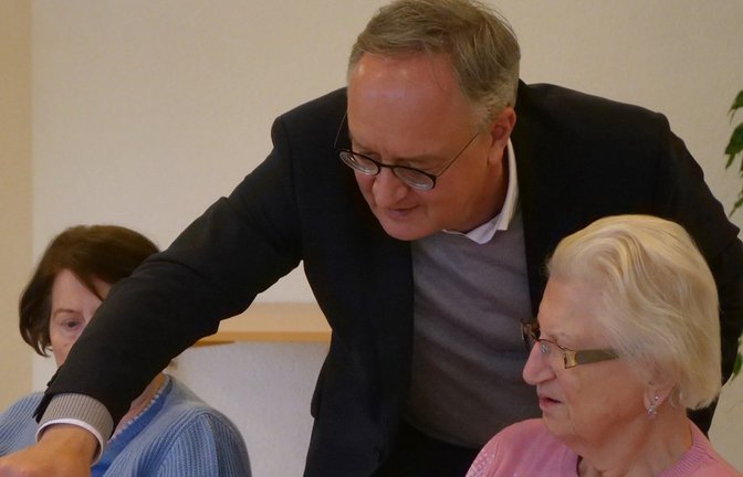 Andreas Stoch schenkt im Seniorenzentrum Kaffee aus. <span class='image-autor'>Foto: Friedrich</span>