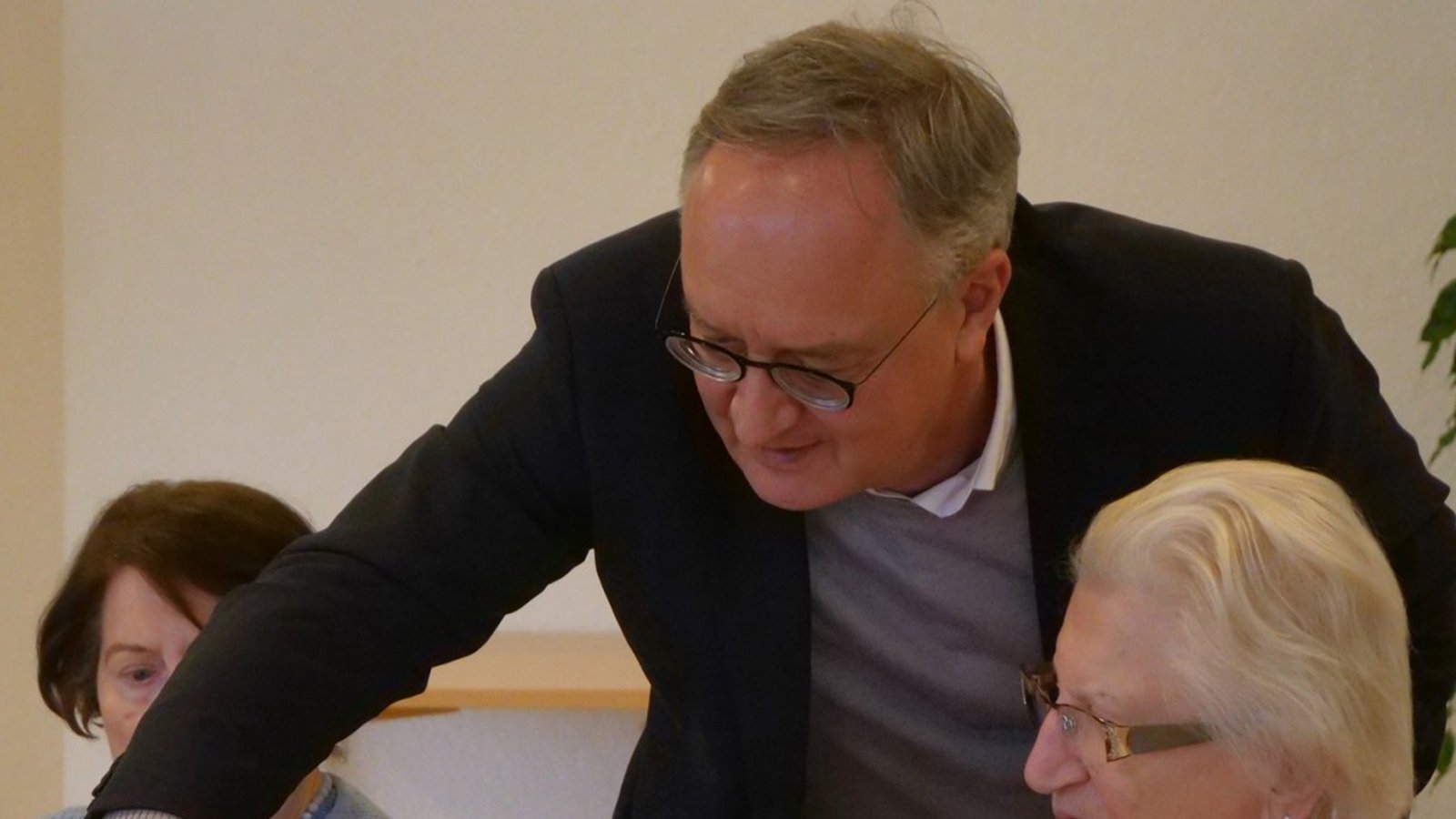 Andreas Stoch schenkt im Seniorenzentrum Kaffee aus. Foto: Friedrich