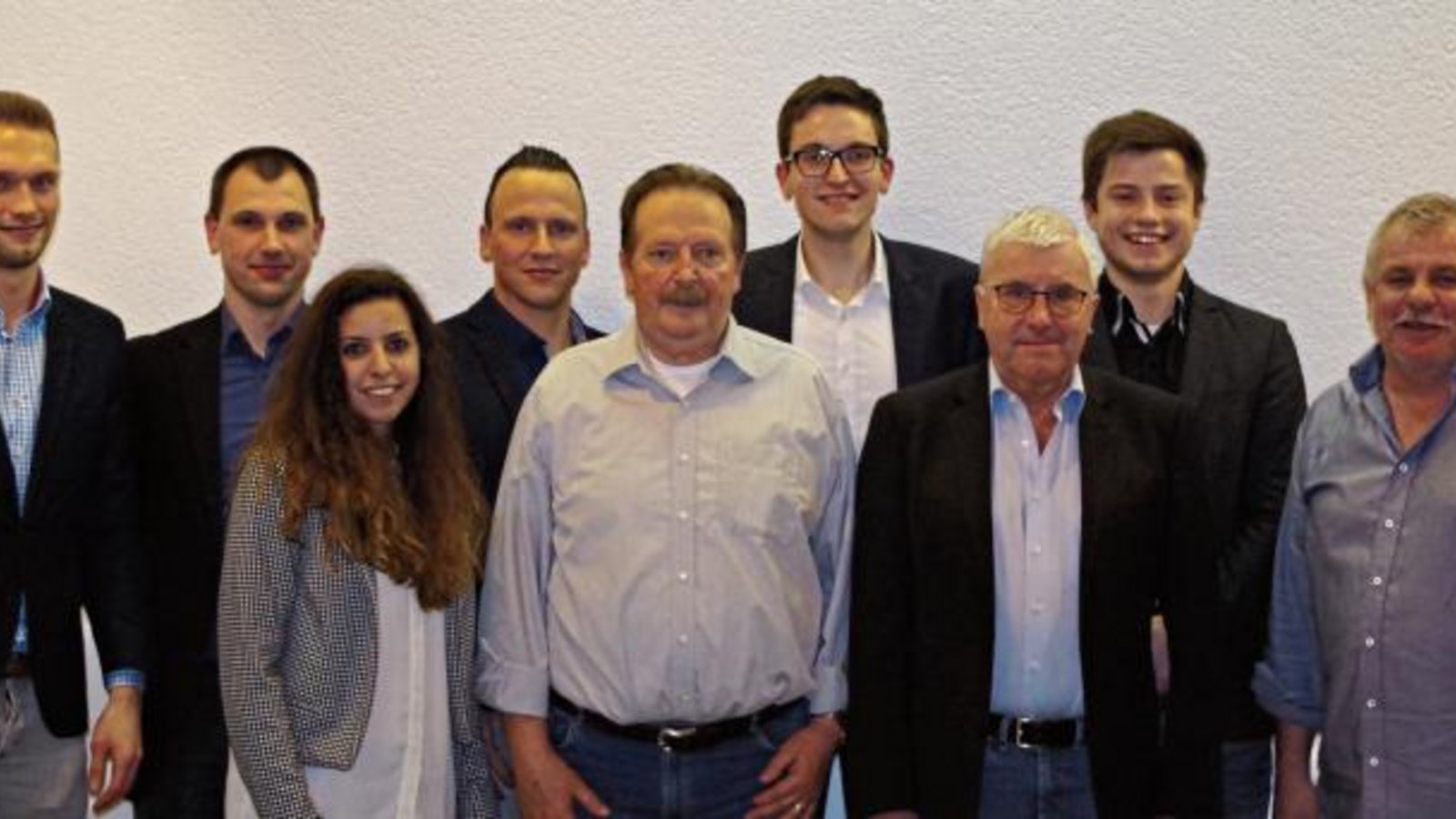 Der Ausschuss der Schiedsrichtergruppe Vaihingen (von links) Tobias Lochmüller, Tobias Lauber, Vanessa Puglisi, Stefan Schweizer, Obmann Eckhart Streckfuss, Sven Sattler, Jörg Xander, Felix Dorn, Walter Buck Foto: privat Der Ausschuss der Schiedsrichtergruppe Vaihingen (von links) Tobias Lochmüller, Tobias Lauber, Vanessa Puglisi, Stefan Schweizer, Obmann Eckhart Streckfuss, Sven Sattler, Jörg Xander, Felix Dorn, Walter Buck Foto: privat