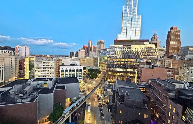 Glänzende Aussicht: Die Skyline von Detroit mit dem Hudson Tower als zentraler Orientierungspunkt.<span class='image-autor'>Peter Stolterfoht</span>