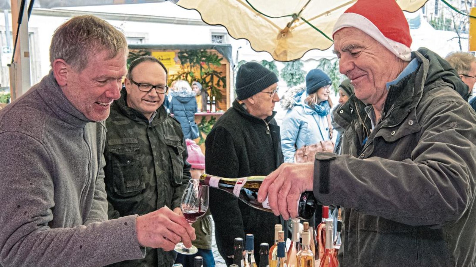 Die deutsch-französische Freundschaft zwischen Sachsenheim und Valréas wird gepflegt. Auch auf dem Sachsenheimer Weihnachtsmarkt waren Menschen aus Valréas zu Besuch. An ihrem Stand konnten südfranzösische Weine probiert werden. Foto: Kalb Die deutsch-französische Freundschaft zwischen Sachsenheim und Valréas wird gepflegt. Auch auf dem Sachsenheimer Weihnachtsmarkt waren Menschen aus Valréas zu Besuch. An ihrem Stand konnten südfranzösische Weine probiert werden. Foto: Kalb