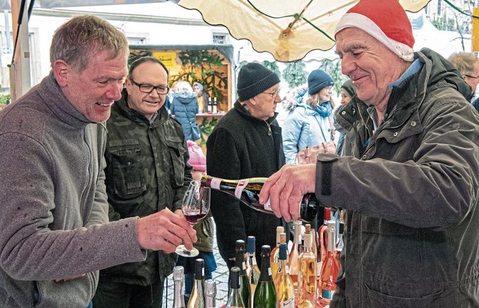 Die deutsch-französische Freundschaft zwischen Sachsenheim und Valréas wird gepflegt. Auch auf dem Sachsenheimer Weihnachtsmarkt waren Menschen aus Valréas zu Besuch. An ihrem Stand konnten südfranzösische Weine probiert werden.  Foto: Kalb