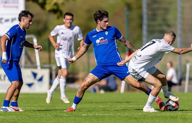 Kopf nicht hängen lassen, aber keine Durchschlagskraft entwickelt: Kosmas Gkiagkiaev (li.), Renato Peric (2. v. re.) und die SV&nbsp; Böblingen treffen einfach das Tor nicht.<span class='image-autor'>Eibner/Jani Pless</span>
