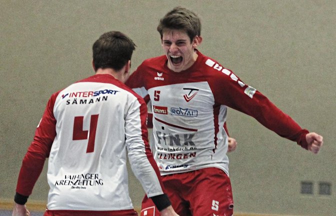 Emotionen pur: Jakob Kilpper (rechts) brüllt seine Freude nach dem verwandelten Matchball des TV Vaihingen in Waibstadt heraus. Foto: Nachreiner