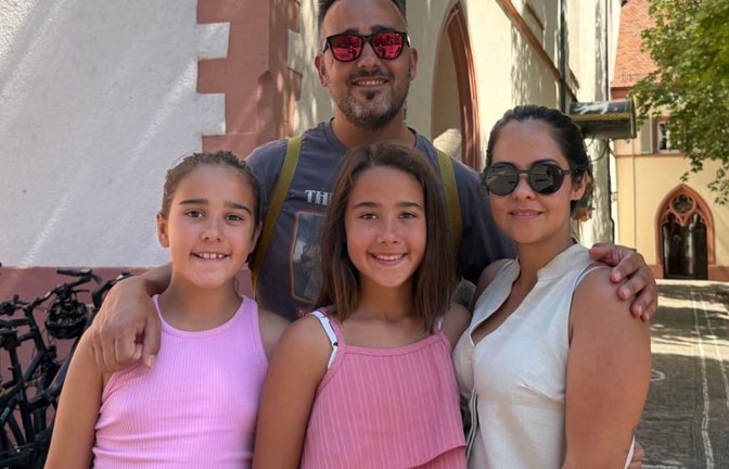 Familie Hurtado aus Barcelona steht auf dem Rathausplatz in Freiburg. Für den Sommerurlaub wählte sie mit dem Schwarzwald ein Ziel, an dem es kühler ist als in der Heimat in Spanien.<span class='image-autor'>Magdalena Henkel/dpa</span>
