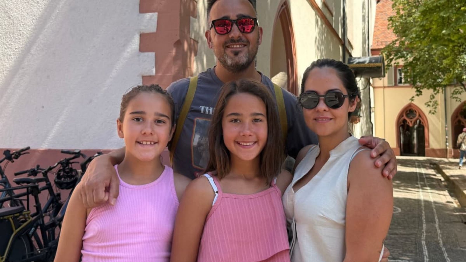 Familie Hurtado aus Barcelona steht auf dem Rathausplatz in Freiburg. Für den Sommerurlaub wählte sie mit dem Schwarzwald ein Ziel, an dem es kühler ist als in der Heimat in Spanien.Magdalena Henkel/dpa Familie Hurtado aus Barcelona steht auf dem Rathausplatz in Freiburg. Für den Sommerurlaub wählte sie mit dem Schwarzwald ein Ziel, an dem es kühler ist als in der Heimat in Spanien.Magdalena Henkel/dpa