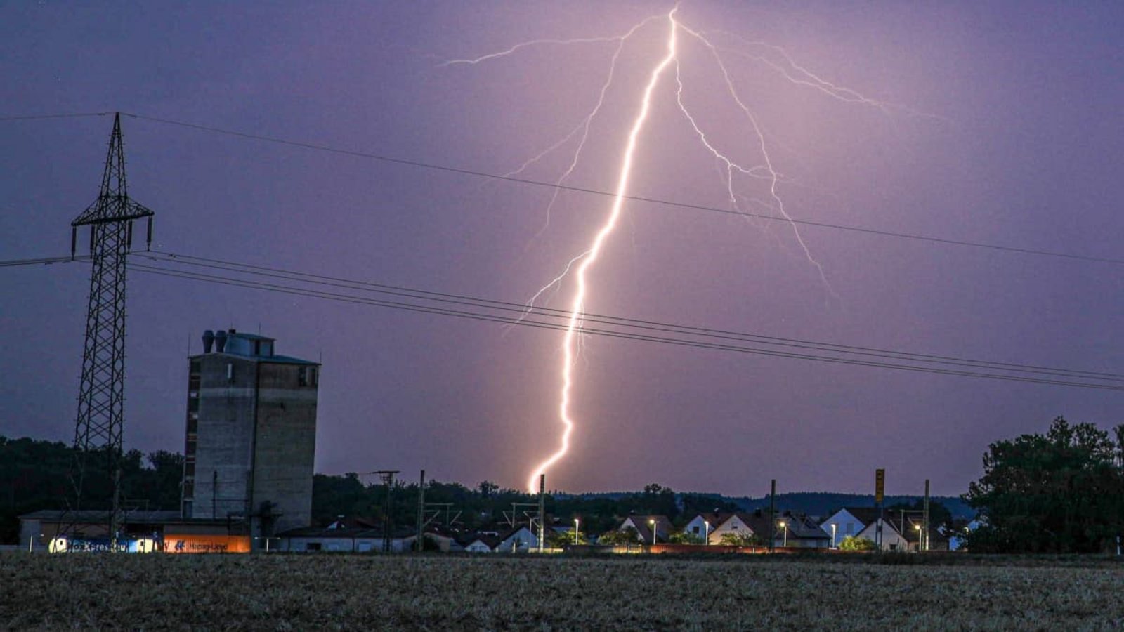 In Baden-Württemberg drohen heute Gewitter.Alexander Wolf/onw-images/dpa In Baden-Württemberg drohen heute Gewitter.Alexander Wolf/onw-images/dpa