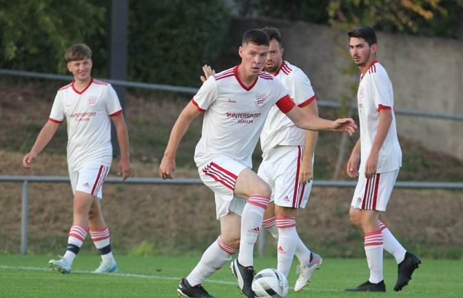 Großglattbachs Kapitän Patrick Beisser (Mitte) hat im Auswärtsspiel bei der SVGG Hirschlanden-Schöckingen alles im Griff. <span class='image-autor'>Foto: Dittrich</span>