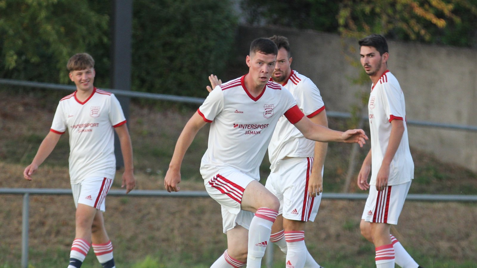 Großglattbachs Kapitän Patrick Beisser (Mitte) hat im Auswärtsspiel bei der SVGG Hirschlanden-Schöckingen alles im Griff. Foto: Dittrich Großglattbachs Kapitän Patrick Beisser (Mitte) hat im Auswärtsspiel bei der SVGG Hirschlanden-Schöckingen alles im Griff. Foto: Dittrich