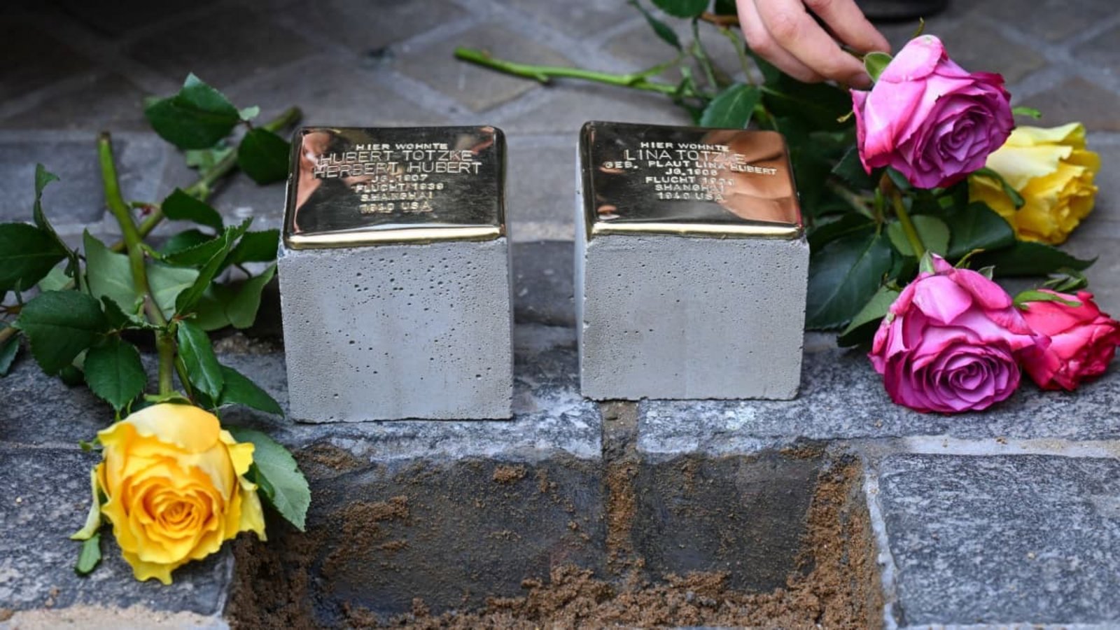 Zwei neue Stolpersteine werden im Stadtzentrum zum Gedenken an das Ehepaar Hubert und Lina Totzke verlegt. (Archivbild)Hendrik Schmidt/dpa Zwei neue Stolpersteine werden im Stadtzentrum zum Gedenken an das Ehepaar Hubert und Lina Totzke verlegt. (Archivbild)Hendrik Schmidt/dpa