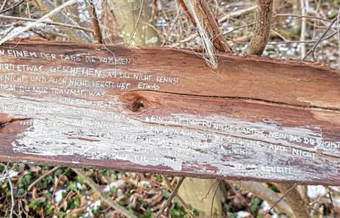 Poesie als Hoffnungsschimmer und Seelenwärmer im winterlichen Reutwald in Oberriexingen. Dort hat ein unbekannter Künstler am Wegesrand ein Stück Holz mit inspirierenden Zeilen des deutschen Schriftstellers Lothar Zenetti beschriftet. „An einem der Tage, die kommen, wird etwas geschehen, das du nicht kennst, noch nicht, und auch nicht verstehst, etwas, von dem du nur träumst, was du erwartest, so wie ein Wunder. Es wird etwas sein, auf das du nicht wartest, nein, das du suchst, und weißt auch nicht zu sagen, wonach, und du suchst es auch nicht, sondern findest, und nicht einmal das, es findet ja dich, dieses Lächeln, von dem du gefunden wirst, an einem der Tage, die kommen“, heißt es da. Es bleibt zu hoffen, dass diese Botschaft von vielen gefunden wird. Foto: Gergen