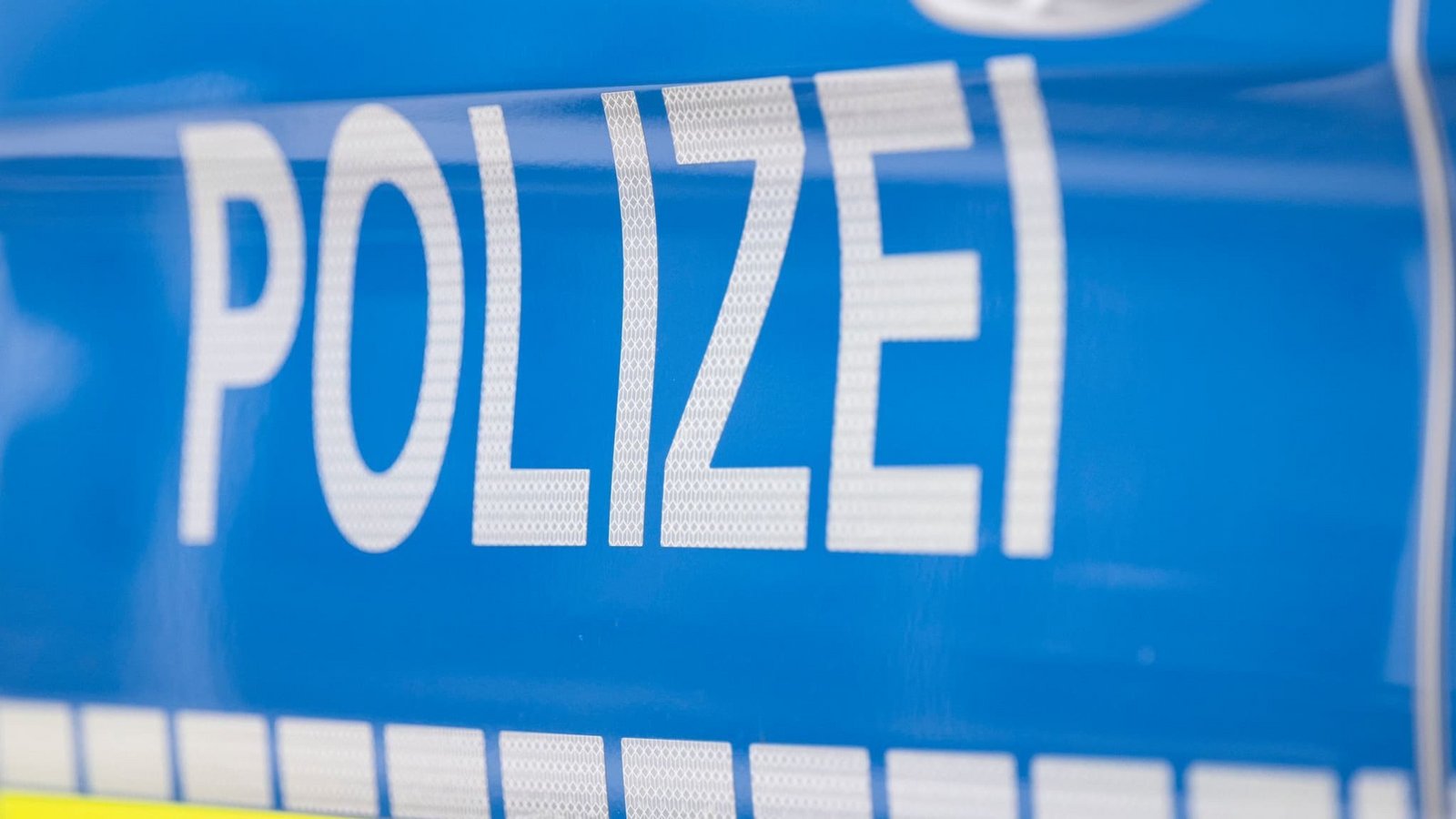Der Schriftzug «Polizei» ist auf einem Streifenwagen zu lesen. (zu dpa: «20-Jährige stirbt bei Frontalzusammenstoß»)Boris Roessler/dpa