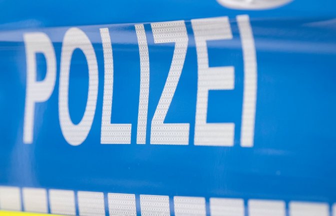 Der Schriftzug «Polizei» ist auf einem Streifenwagen zu lesen. (zu dpa: «20-Jährige stirbt bei Frontalzusammenstoß»)<span class='image-autor'>Boris Roessler/dpa</span>
