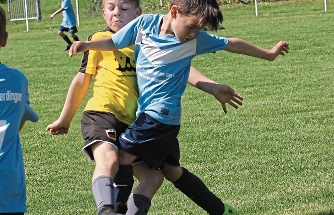„Das ist ehrlicher Fußball“, sagt Jens Märkle von der SGM Riexingen. Wenn die Bambini mal etwas auf die Socken bekam – hier ein Spieler der SGM Riexingen (links) – wurde vielleicht das Gesicht verzogen. Doch dann ging es sofort weiter. Foto: Nachreiner