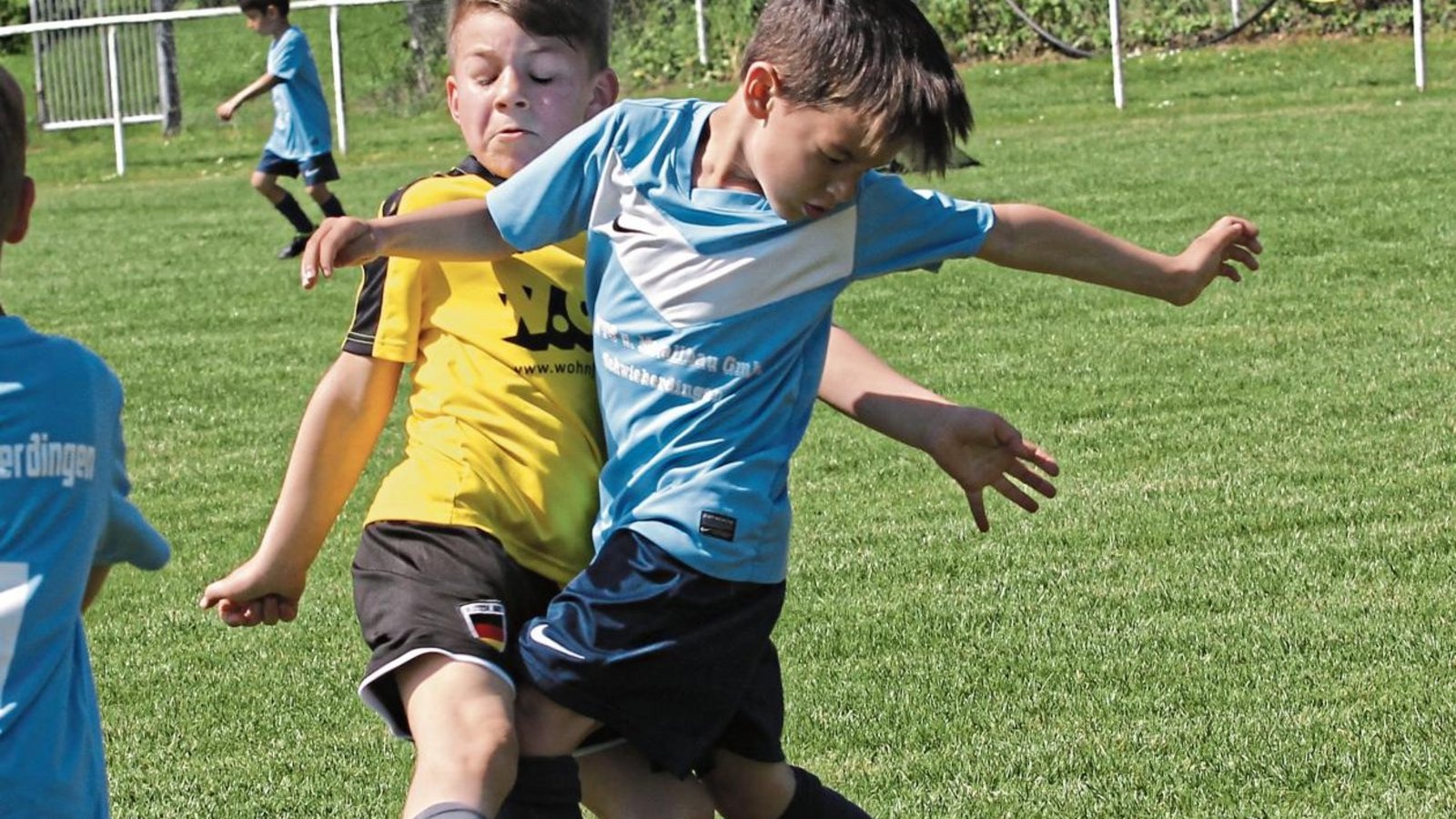 „Das ist ehrlicher Fußball“, sagt Jens Märkle von der SGM Riexingen. Wenn die Bambini mal etwas auf die Socken bekam – hier ein Spieler der SGM Riexingen (links) – wurde vielleicht das Gesicht verzogen. Doch dann ging es sofort weiter. Foto: Nachreiner