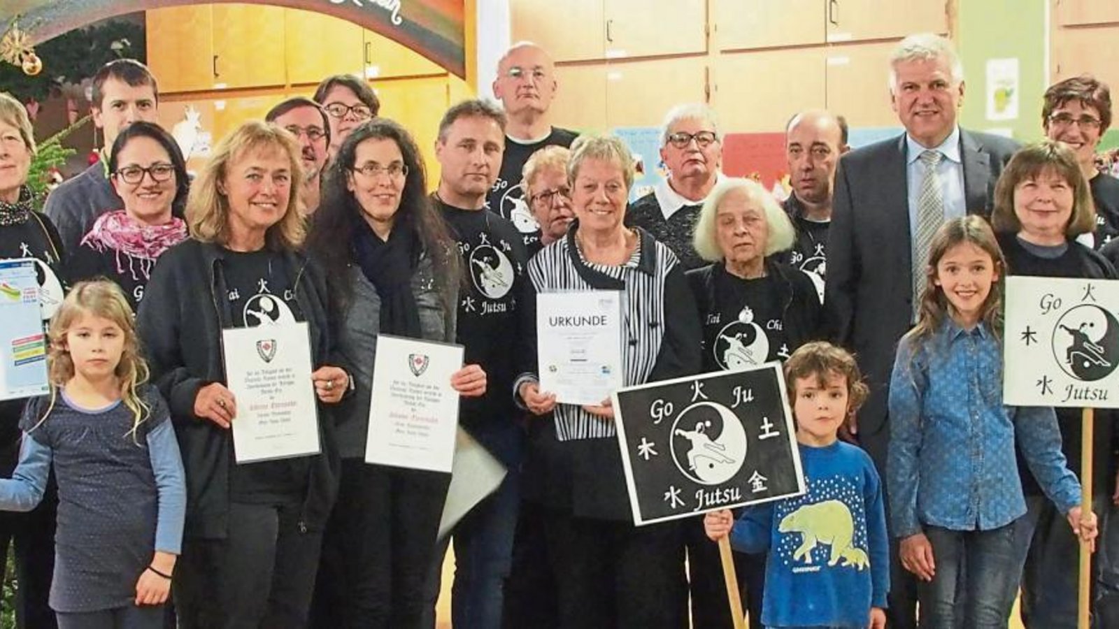 Großer Bahnhof zur Übergabe des Prädikats Pluspunkt Gesundheit bei der Goju Jutsu Union Vaihingen Foto: privat Großer Bahnhof zur Übergabe des Prädikats Pluspunkt Gesundheit bei der Goju Jutsu Union Vaihingen Foto: privat