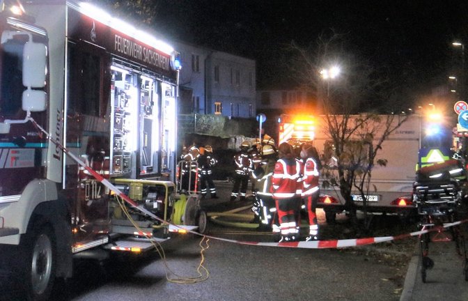 In der Großsachsenheimer Mühlstraße war es zu einem Wohnungsbrand gekommen. Viele Einsatzkräfte waren vor Ort.  <span class='image-autor'>Foto: Rücker</span>