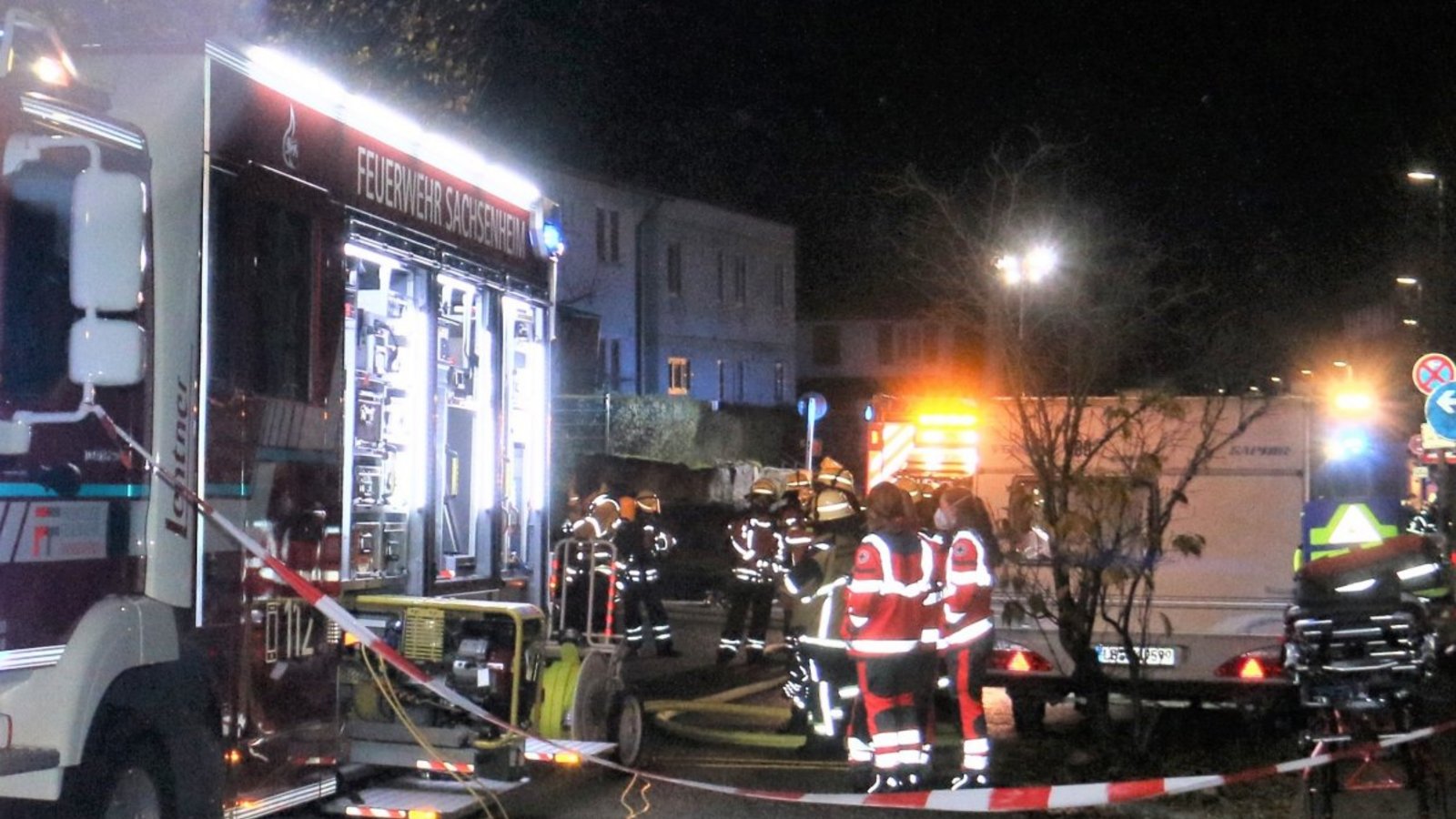 In der Großsachsenheimer Mühlstraße war es zu einem Wohnungsbrand gekommen. Viele Einsatzkräfte waren vor Ort.  Foto: Rücker