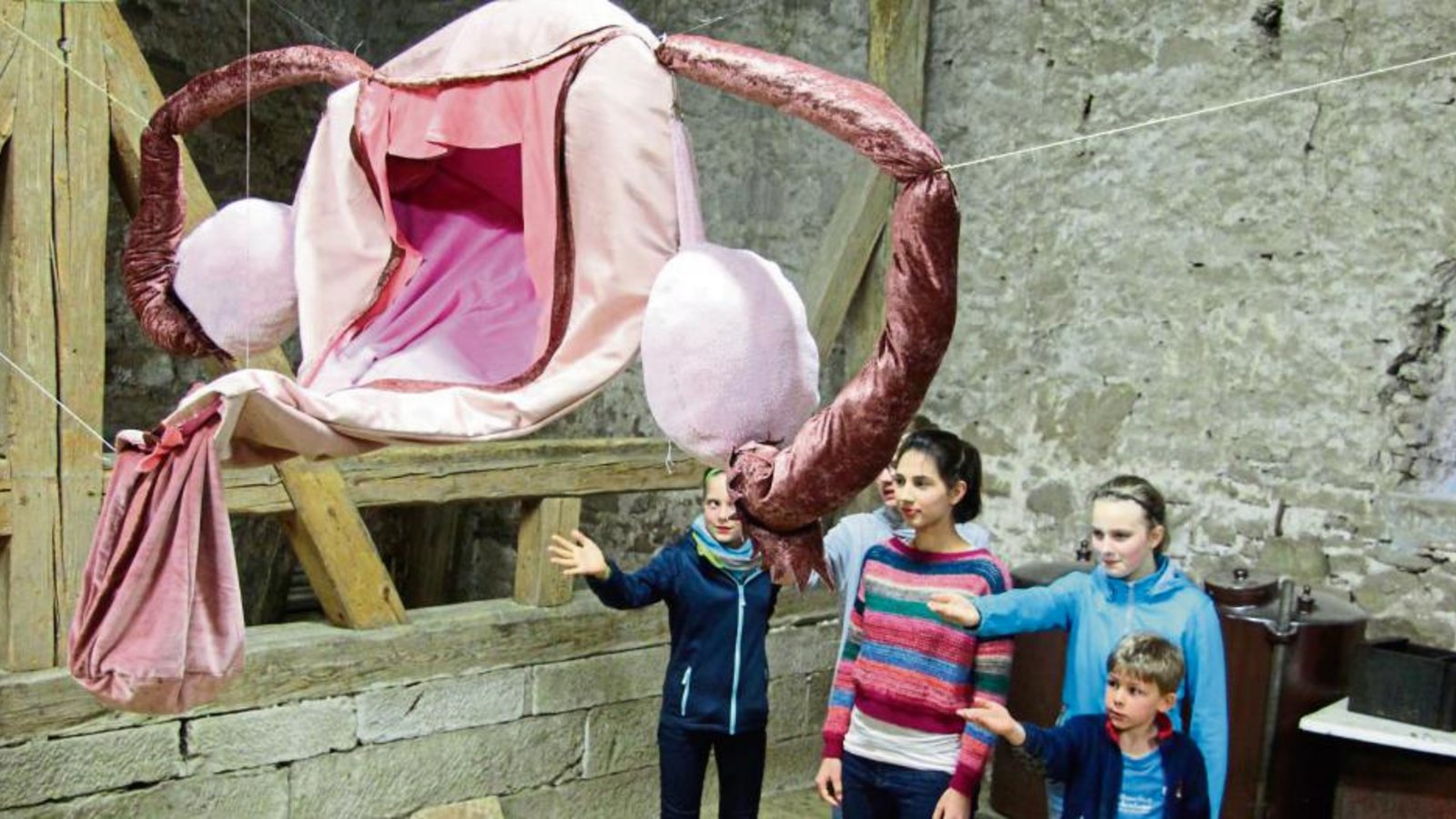 Probenszene in Bönnigheim: Die Kinder scharen sich um die (Gebär)Mutter. Fotos: Gergen