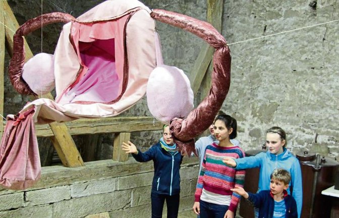 Probenszene in Bönnigheim: Die Kinder scharen sich um die (Gebär)Mutter. Fotos: Gergen