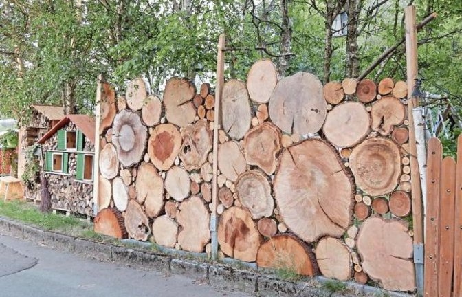 Der etwas andere Zaun am Fuß der Enzweihinger Steige. Foto: Arning