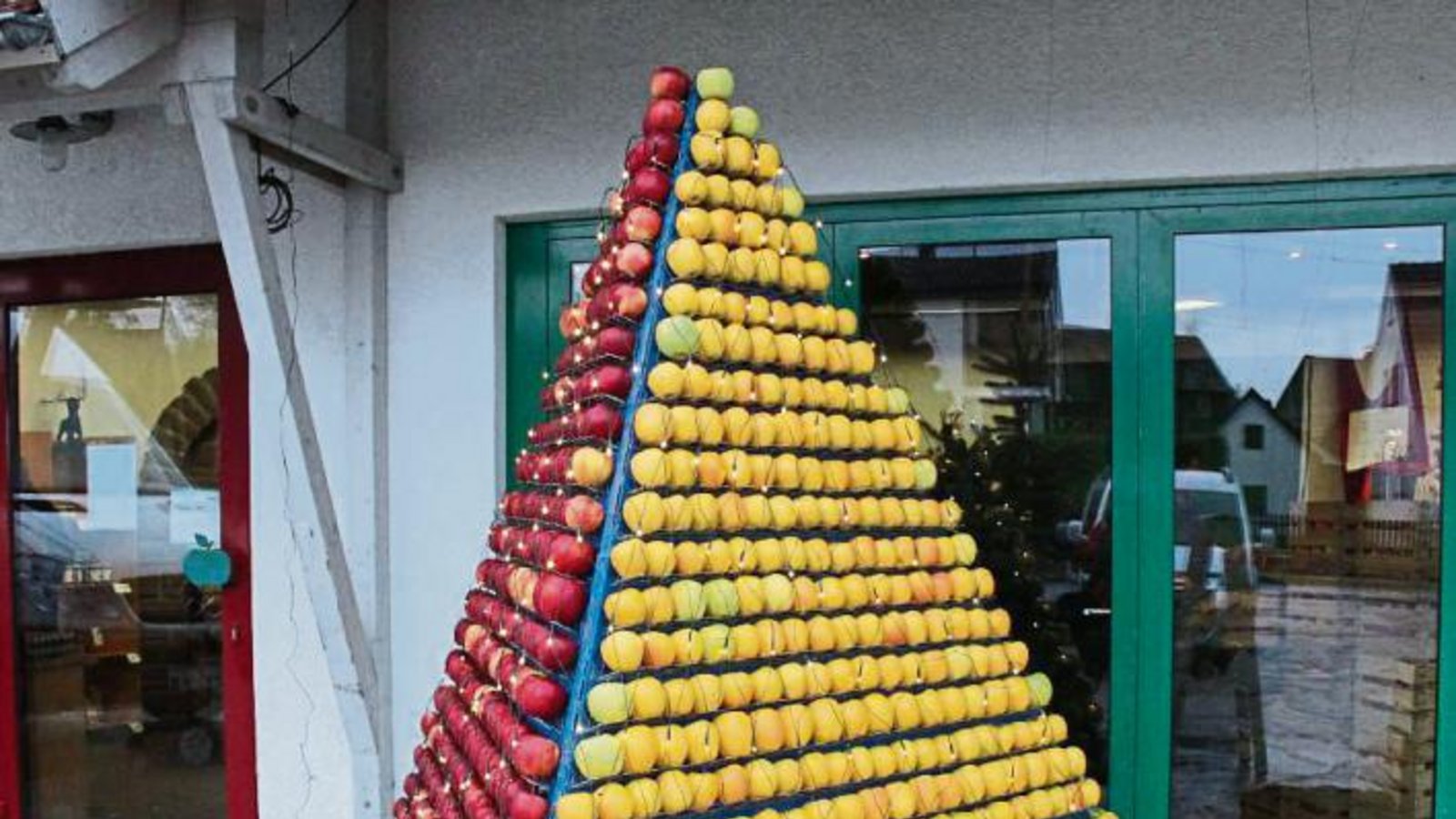 Bei Obstbau Mauch in Ensingen wird aus Äpfeln und Lichterketten im Handumdrehen ein modischer Weihnachtsbaum. Foto: Rostek Bei Obstbau Mauch in Ensingen wird aus Äpfeln und Lichterketten im Handumdrehen ein modischer Weihnachtsbaum. Foto: Rostek