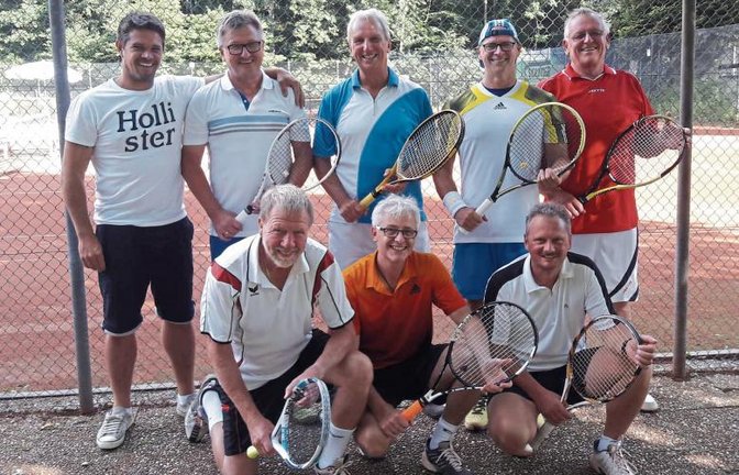 Ohne Niederlage zum Titel: die Männer 50 des TC Sersheim mit (stehend von links) Trainer Andreas Brett, Horst Schmidtke, Jürgen Pfeiffer, Joachim Kumme und Klaus Geier sowie (knieend von links) Günther Neff, Thomas Galos und Marcel Scheihing Foto: privat