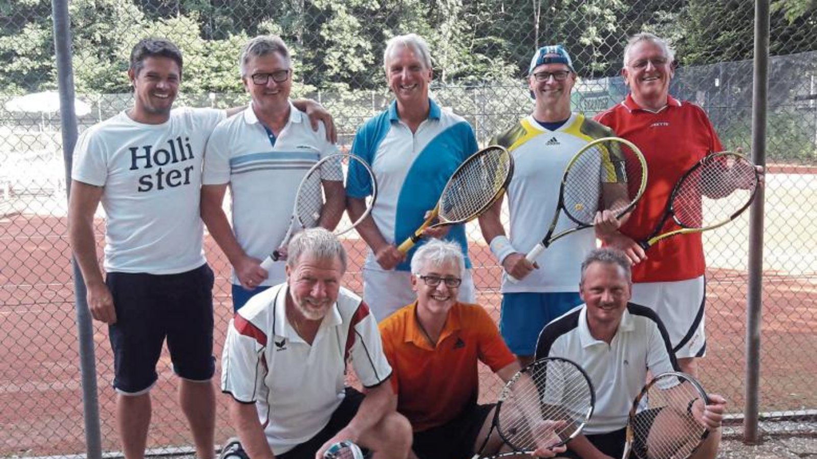 Ohne Niederlage zum Titel: die Männer 50 des TC Sersheim mit (stehend von links) Trainer Andreas Brett, Horst Schmidtke, Jürgen Pfeiffer, Joachim Kumme und Klaus Geier sowie (knieend von links) Günther Neff, Thomas Galos und Marcel Scheihing Foto: privat