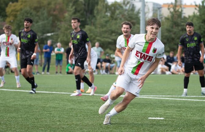 FCE-Kicker Marcel Sichwardt (vorne) lässt sich nach seinem verwandelten Foulelfmeter zum 2:1 von den Teamkollegen feiern.<span class='image-autor'>Michael Treutner</span>
