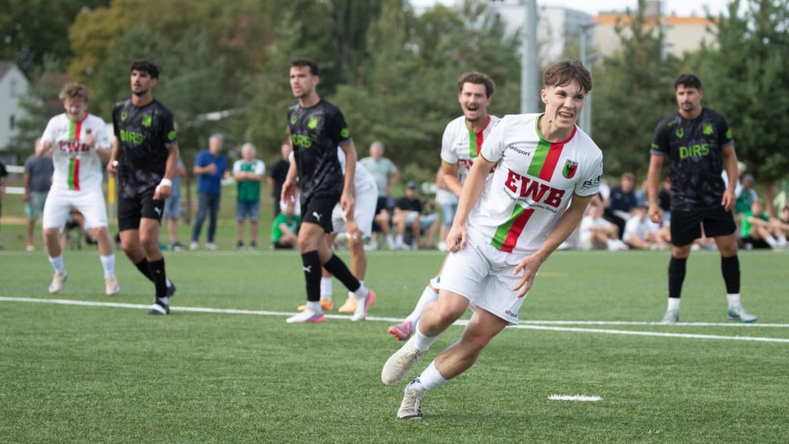 FCE-Kicker Marcel Sichwardt (vorne) lässt sich nach seinem verwandelten Foulelfmeter zum 2:1 von den Teamkollegen feiern.Michael Treutner