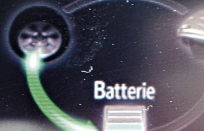 Der Vollhybrid kann während der Fahrt Bewegungs- in elektrische Energie umwandeln.  p