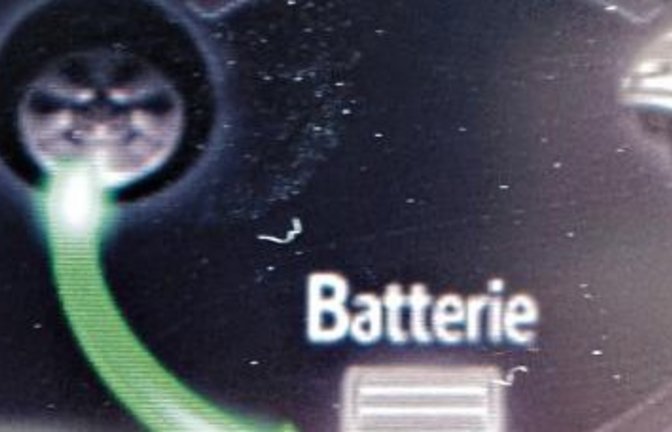 Der Vollhybrid kann während der Fahrt Bewegungs- in elektrische Energie umwandeln. p