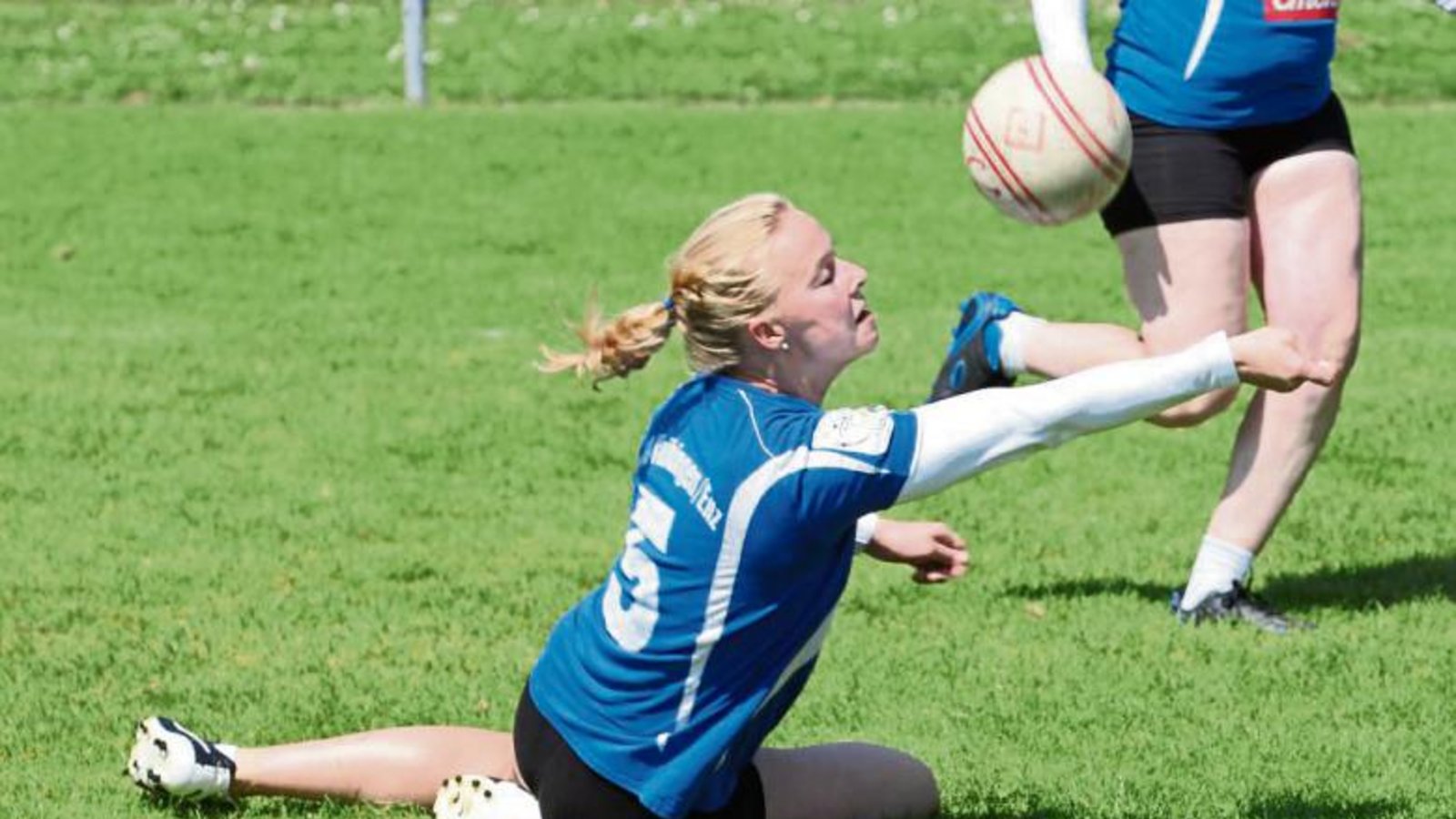 Natalie Lochmahr hatte gegen Calw wie ihre Teamkolleginnen das ein oder andere Mal Probleme, das Zuspiel exakt auf die Leine zu bringen. Foto: Nachreiner Natalie Lochmahr hatte gegen Calw wie ihre Teamkolleginnen das ein oder andere Mal Probleme, das Zuspiel exakt auf die Leine zu bringen. Foto: Nachreiner